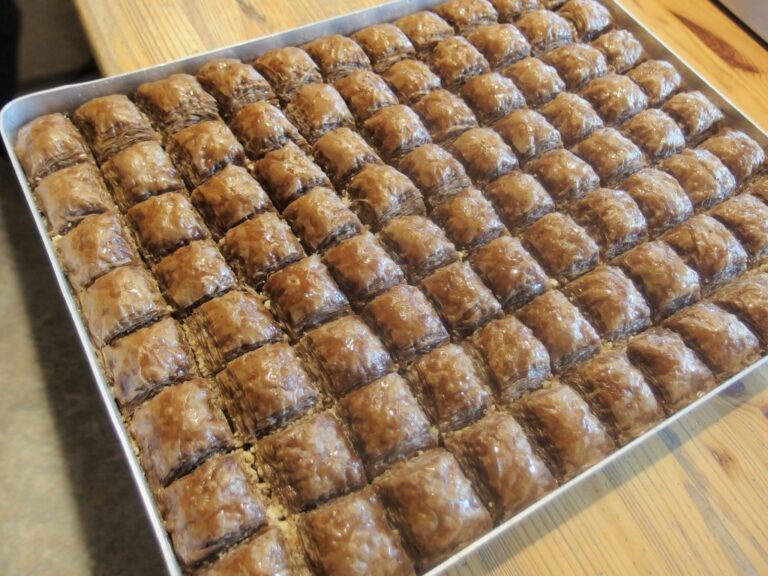 Backblech mit süßen türkischen Kuchenstücken