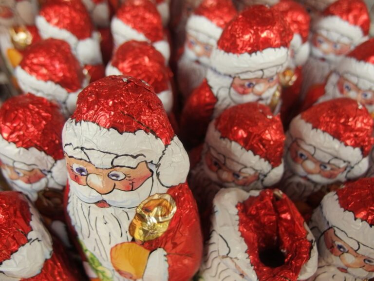 kolaus, viele Schoko-Weihnachtsmänner