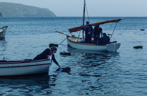 Fischerboote auf dem Meer nahe der Küste, Mikra Agglia Film