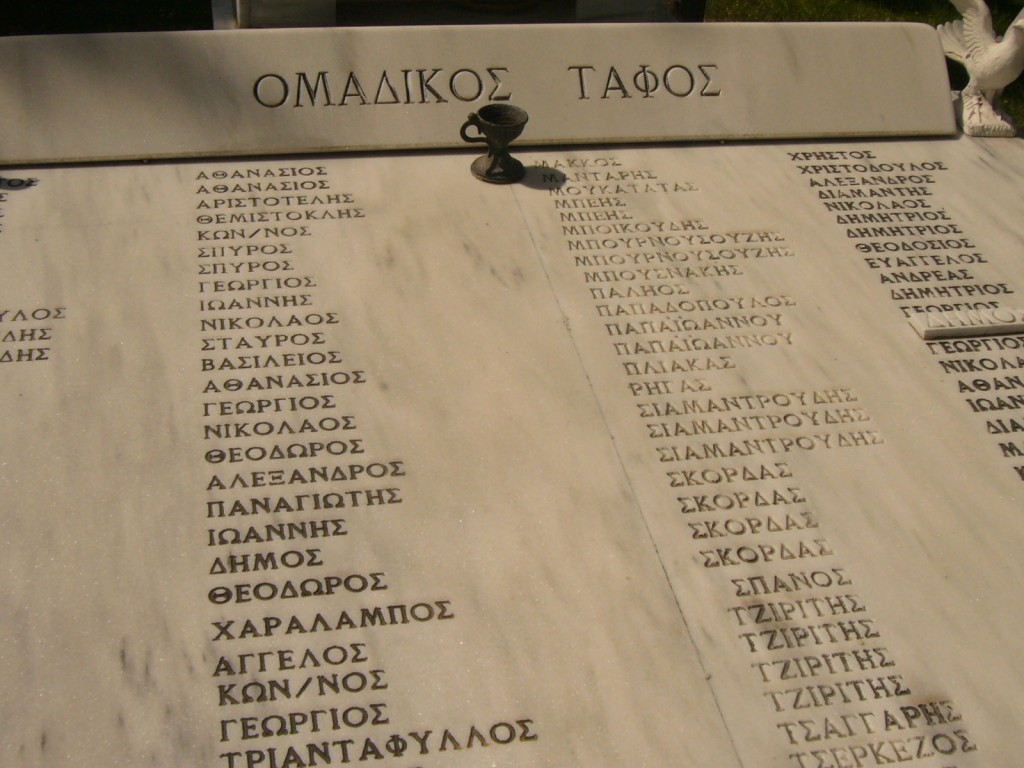 Gedenkstein mit Namen der Opfer