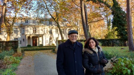 Heinz Kounio und Tochter Regina vor dem Haus der Wannsee-Konferenz, Berlin