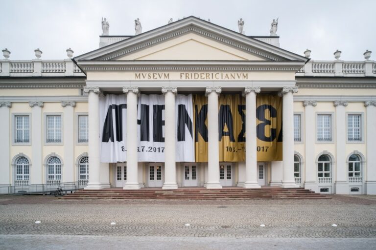 Fridericianum Kassel mit Banner