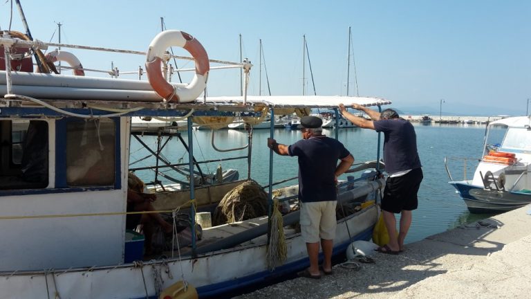 Fischerboot und Fischer am Kai