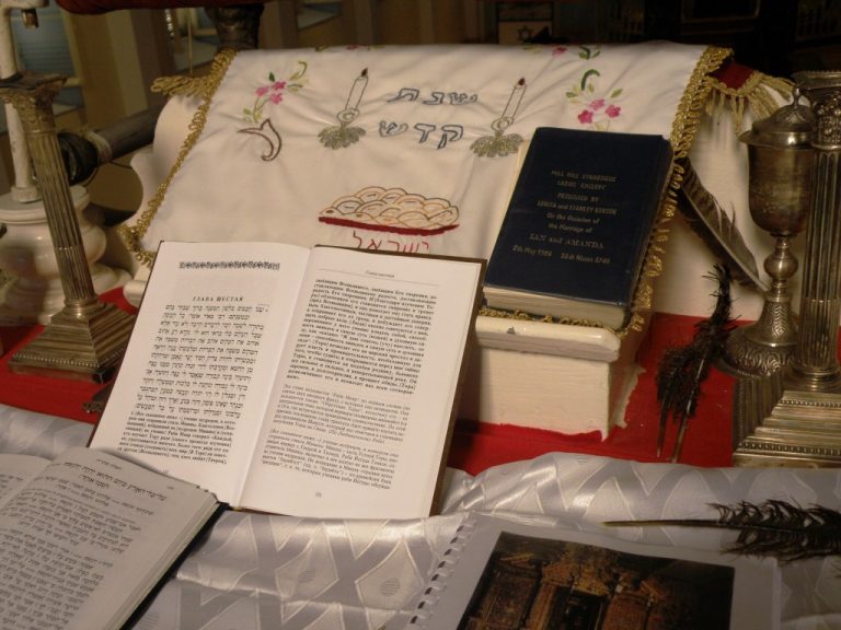 aufgeschlagenes buch