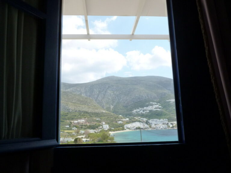 Blick aus Fenster auf Meer und Gebirge
